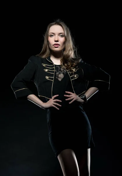 Hermosa Chica Morena Sexy Posando Sobre Fondo Negro Vestido Noche — Foto de Stock