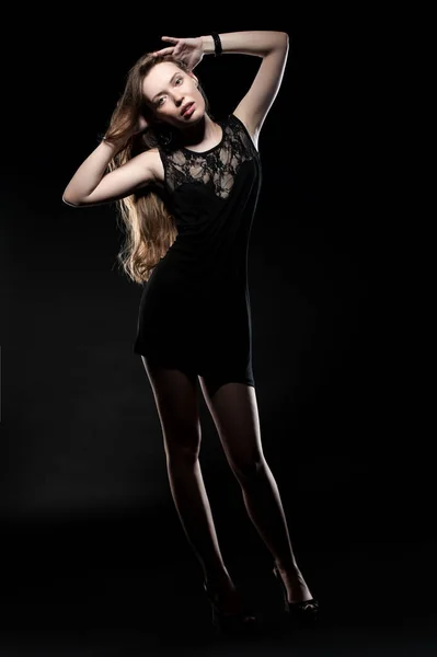 美しいですセクシーブルネット女の子Posingオン黒背景でA夜のドレス — ストック写真