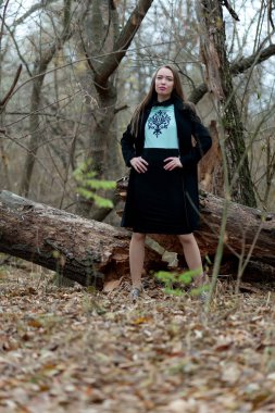 Sonbaharda ormanda poz veren uzun saçlı güzel seksi kız.