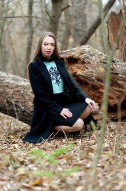 Sonbaharda ormanda poz veren uzun saçlı güzel seksi kız.