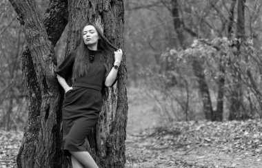 Sonbaharda ormanda poz veren uzun saçlı güzel seksi kız.