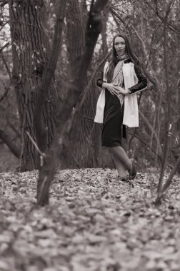 Sonbaharda ormanda poz veren uzun saçlı güzel seksi kız.