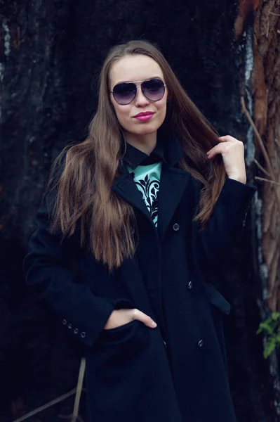 Bella Ragazza Sexy Con Capelli Lunghi Posa Nella Foresta Nel — Foto Stock