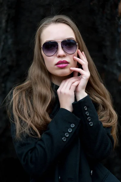 Mooi Sexy Meisje Met Lang Haar Poseren Het Bos Late — Stockfoto