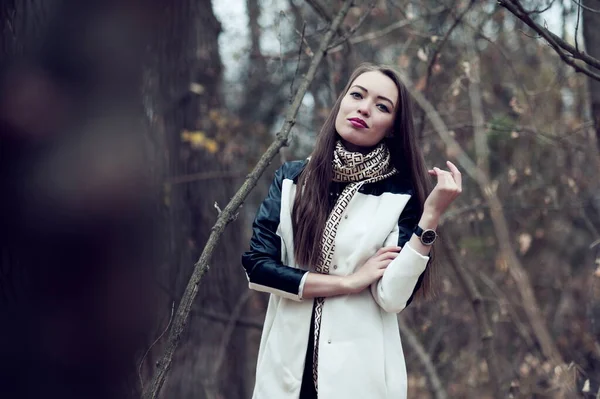 Sonbaharda ormanda poz veren uzun saçlı güzel seksi kız.