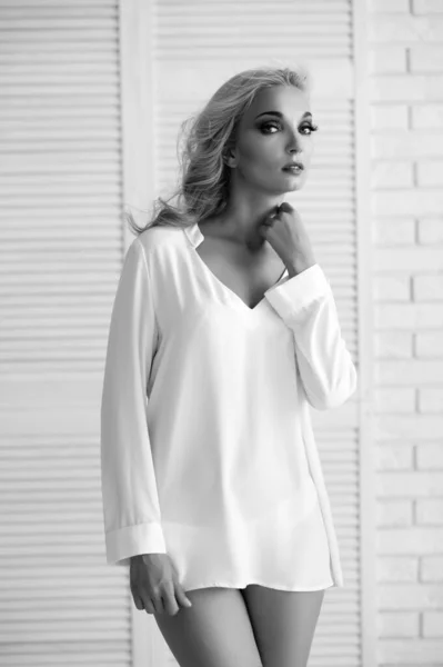 Schöne Sexy Blonde Mädchen Weißer Bluse Posiert Auf Hellem Hintergrund — Stockfoto