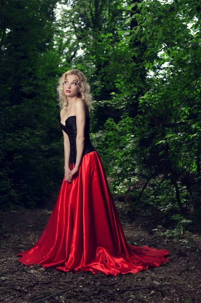 Piękne Sexy Blondynka Dziewczyna Czarny Gorset Czerwony Spódnica Długo Pociąg — Zdjęcie stockowe