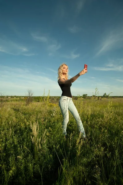 Hübsch Sexy Blond Mädchen Herstellung Selbst Outdoor — Stockfoto