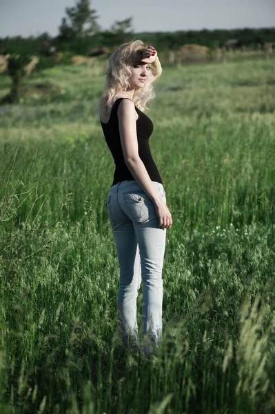 Vacker Sexig Ung Blond Kvinna Poserar Naturen — Stockfoto