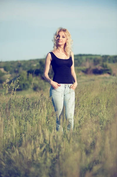 Schöne Sexy Junge Blonde Frau Posiert Der Natur — Stockfoto