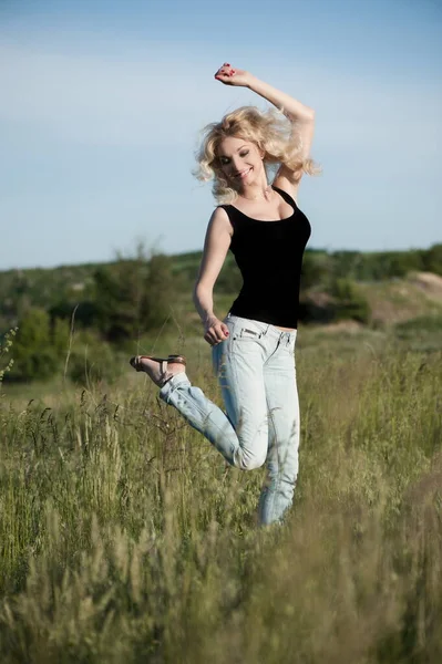 Mooie Sexy Jonge Blonde Vrouw Poseren Natuur — Stockfoto