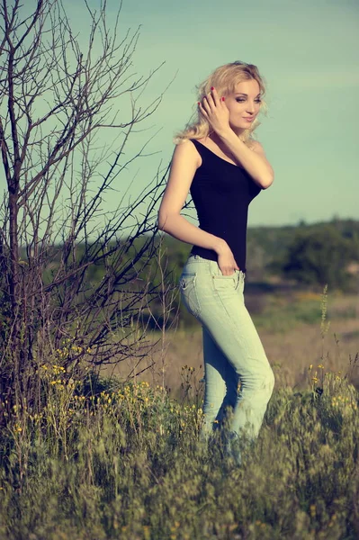 Hermosa Chica Rubia Sexy Posando Campo —  Fotos de Stock