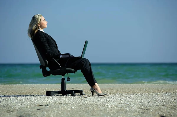 Koncept Ilustrující Vzdálenou Práci Obchodní Žena Notebookem Kancelářskou Židlí Pláži — Stock fotografie