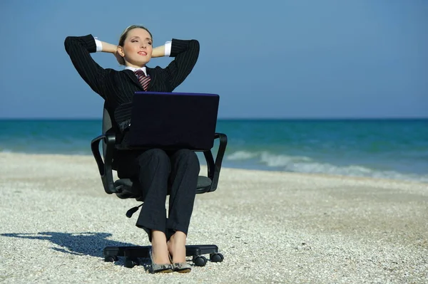 Konzept Veranschaulicht Fernarbeit Geschäftsfrau Mit Laptop Und Bürostuhl Strand — Stockfoto