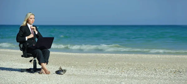 Концепция Иллюстрирующая Удаленную Работу Деловая Женщина Ноутбуком Офисным Стулом Пляже — стоковое фото