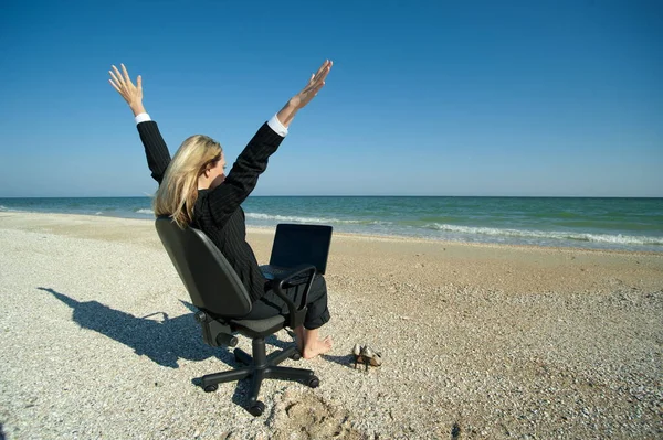 Concept Illustrating Remote Work Business Woman Laptop Office Chair Beach — Stock Photo, Image