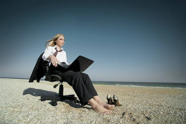 Begreppet Illustrerar Distansarbete Affärskvinna Med Bärbar Dator Och Kontorsstol Stranden — Stockfoto