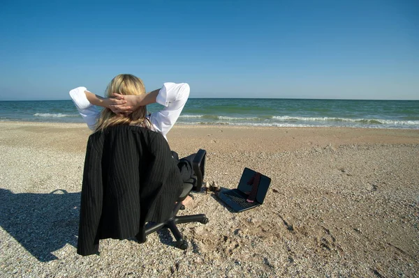 Kumsaldaki Ofis Sandalyesi Dizüstü Bilgisayarı Olan Bir Kadını — Stok fotoğraf