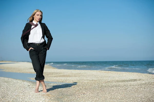 ビーチでビジネス女性の豊かな能力の発見を示す概念 — ストック写真