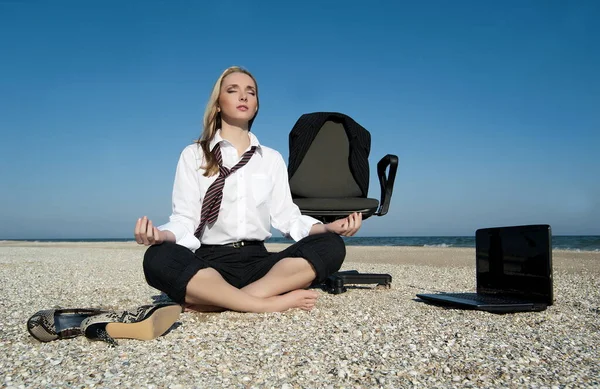 Donna Affari Sulla Spiaggia — Foto Stock