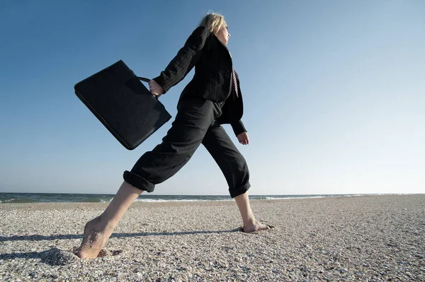 Koncepcja Ilustrująca Pragnienie Osiągnięcia Rezultatów Kobieta Biznesu Biegająca Plaży — Zdjęcie stockowe
