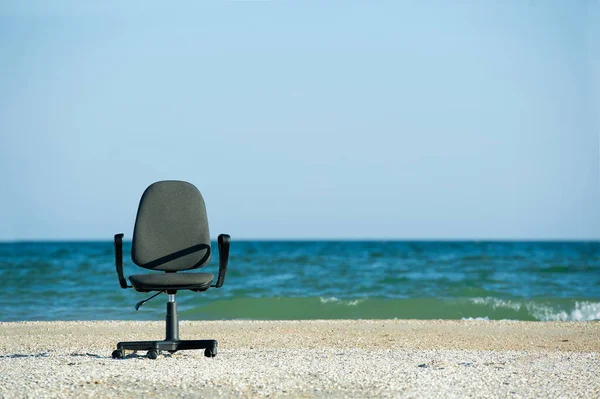 Concept Illustrating Opportunity Work Remotely Office Chair Beach — Stock Photo, Image
