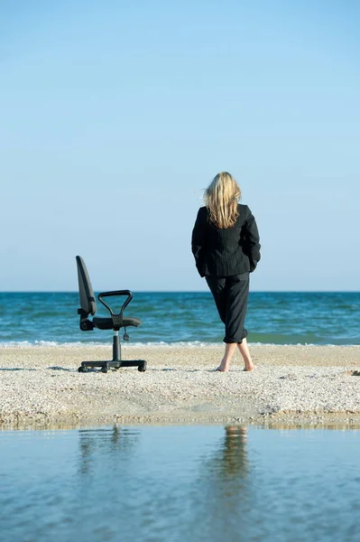 Concetto Che Illustra Opportunità Lavorare Remoto Una Sedia Ufficio Sulla — Foto Stock