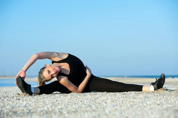 Piękne Sexy Blondynka Dziewczyna Grać Sport Plaży — Zdjęcie stockowe