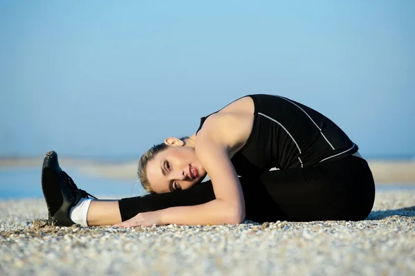 Bella Ragazza Bionda Sexy Che Sport Sulla Spiaggia — Foto Stock
