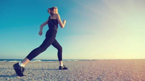 Piękne Sexy Blondynka Dziewczyna Grać Sport Plaży — Zdjęcie stockowe