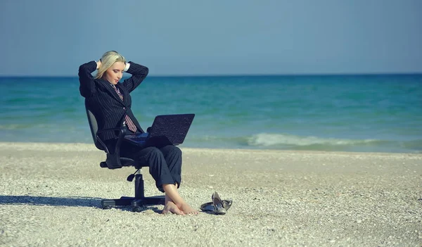 Concepto Que Ilustra Trabajo Remoto Mujer Negocios Con Portátil Silla —  Fotos de Stock