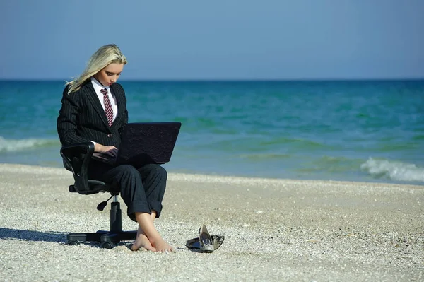 Concept Illustrating Remote Work Business Woman Laptop Office Chair Beach — Stock Photo, Image