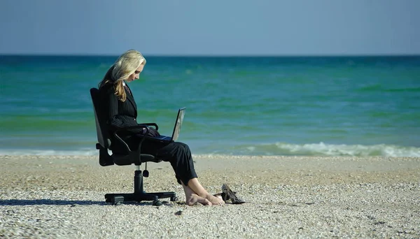 Концепция Иллюстрирующая Удаленную Работу Деловая Женщина Ноутбуком Офисным Стулом Пляже — стоковое фото