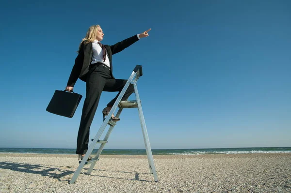 Conceito Ilustrando Desejo Novos Desenvolvimentos Mulher Negócios Subindo Escadas Praia Fotografia De Stock