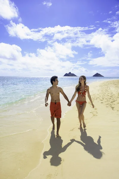 Paar spaziert am Strand von Hawaii — Stockfoto