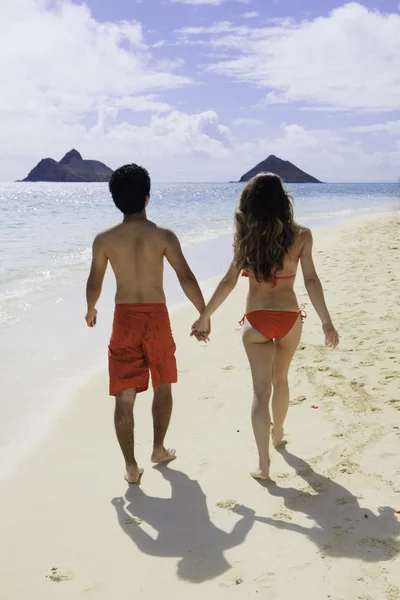 Paar spaziert am Strand von Hawaii — Stockfoto