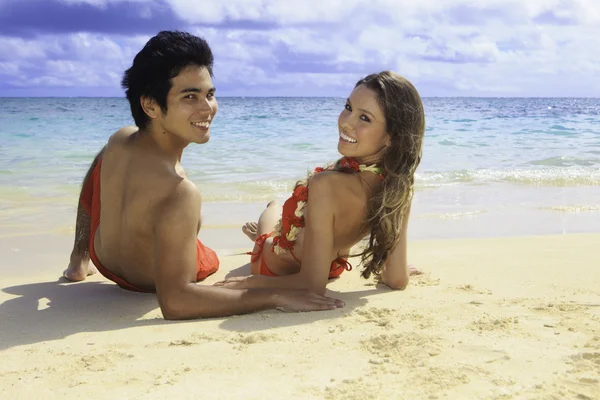 Paar loungen op een strand van Hawaï — Stockfoto