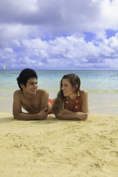 Coppia sdraiati su una spiaggia hawaiana — Foto Stock