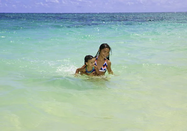 Irmãs polinésias nadando no oceano — Fotografia de Stock