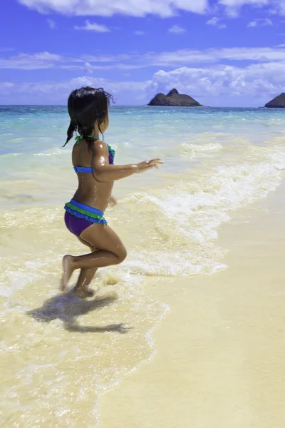 Polynéský holčička na pláži — Stock fotografie