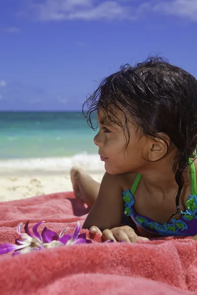 Kleines polynesisches Mädchen am Strand — Stockfoto