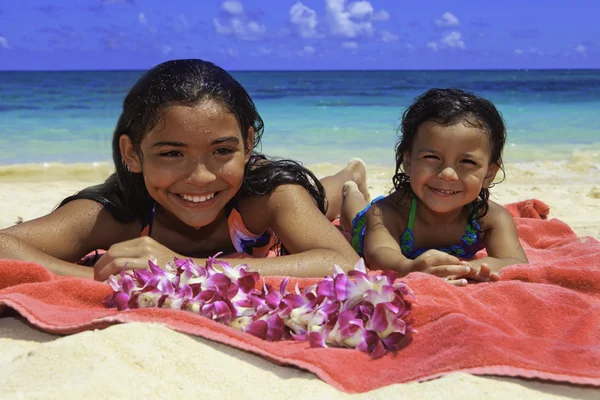 Polynesian sisters at the beach, — Stock Photo, Image