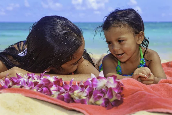 Polynesian sisters at the beach — Stock Photo, Image