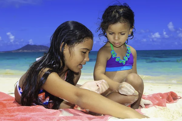 Irmãs polinésias brincando na praia — Fotografia de Stock