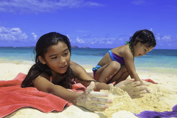 Polynesiska systrar spela på stranden — Stockfoto