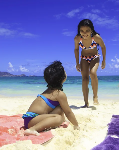 Polynesian sisters playing at the beach — Stock Photo, Image