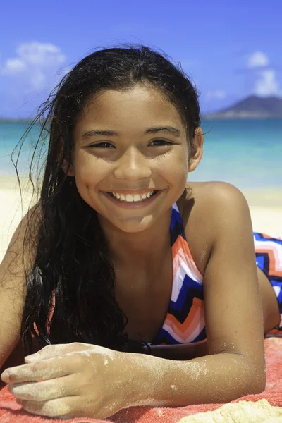 Vrij Polynesische meisje op het strand — Stockfoto