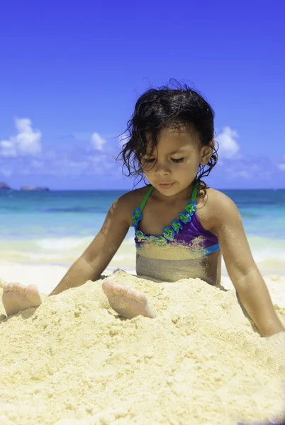Pequena menina polinésia na praia — Fotografia de Stock