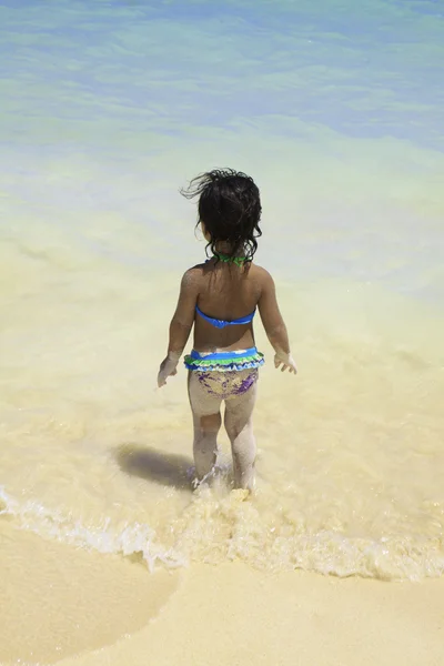 Lilla polynesiska flicka på stranden — Stockfoto