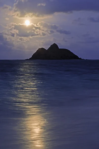 Full moon rising boven de Stille Oceaan — Stockfoto